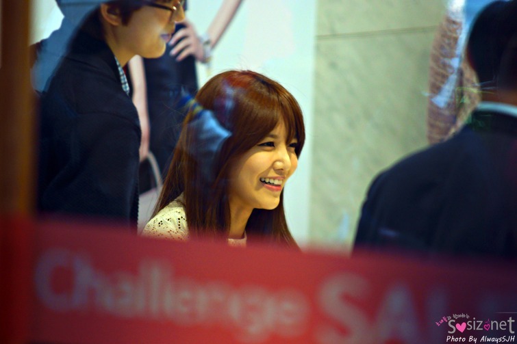 [PIC][06-04-2013]SooYoung xuất hiện tại buổi fansign thứ 2 cho thương hiệu "Double M" vào chiều nay  Tumblr_mku5c2w56F1rs68xto1_1280