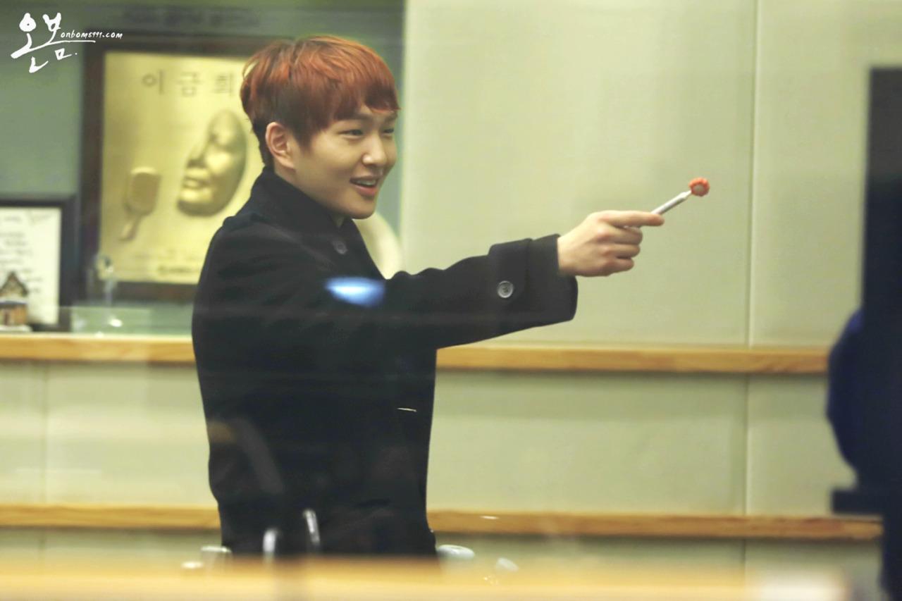 130125 Onew @ Kiss the radio Tumblr_mh7a1aReCW1rtjlxyo1_1280