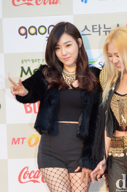 [PIC][12-02-2014]Hình ảnh mới nhất từ "THE 3RD GAONCHART K-POP AWARDS" của SNSD + MC Yuri vào tối nay - Page 3 Tumblr_n0xcxdxWm31sewbc1o1_500