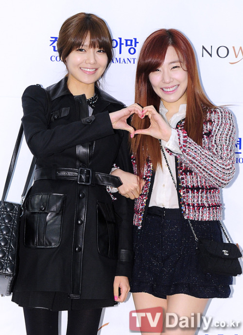 [PIC][16-12-2012]Tiffany và SooYoung đến tham dự lễ cưới của Hong Rok-ki vào trưa nay Tumblr_mf3u2i3wEd1rcm843o2_500