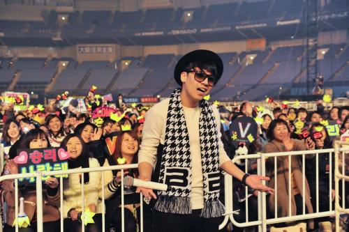 [12/1/14][Pho] Daesung và Seungri tại buổi tổng duyệt cho Dome Tour ở Osaka Tumblr_mz9qprCwqE1qb2yato2_500