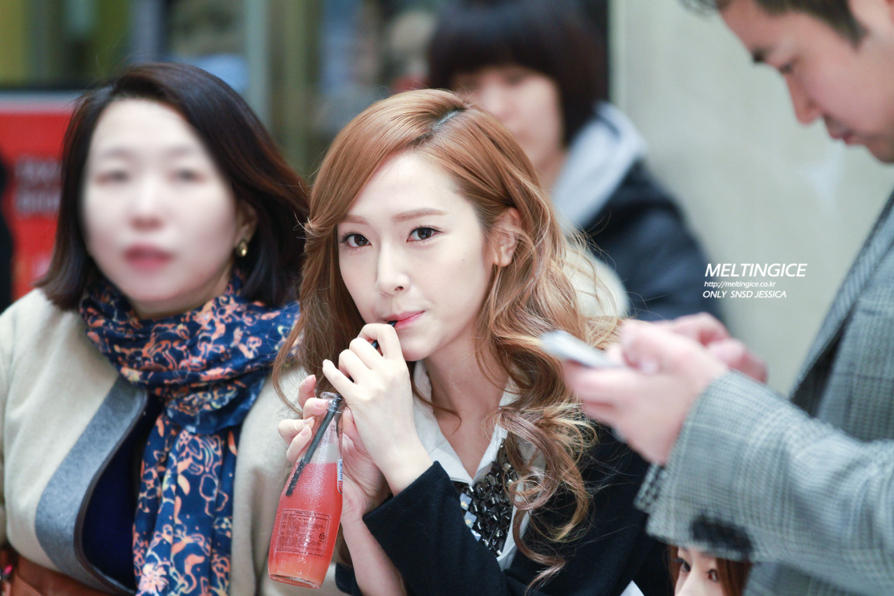 [PIC][12-02-2013]Jessica xuất hiện tại sự kiện "Banila Co Beauty Talk" vào chiều nay - Page 5 Tumblr_mid9aaIu491rs68xto2_1280