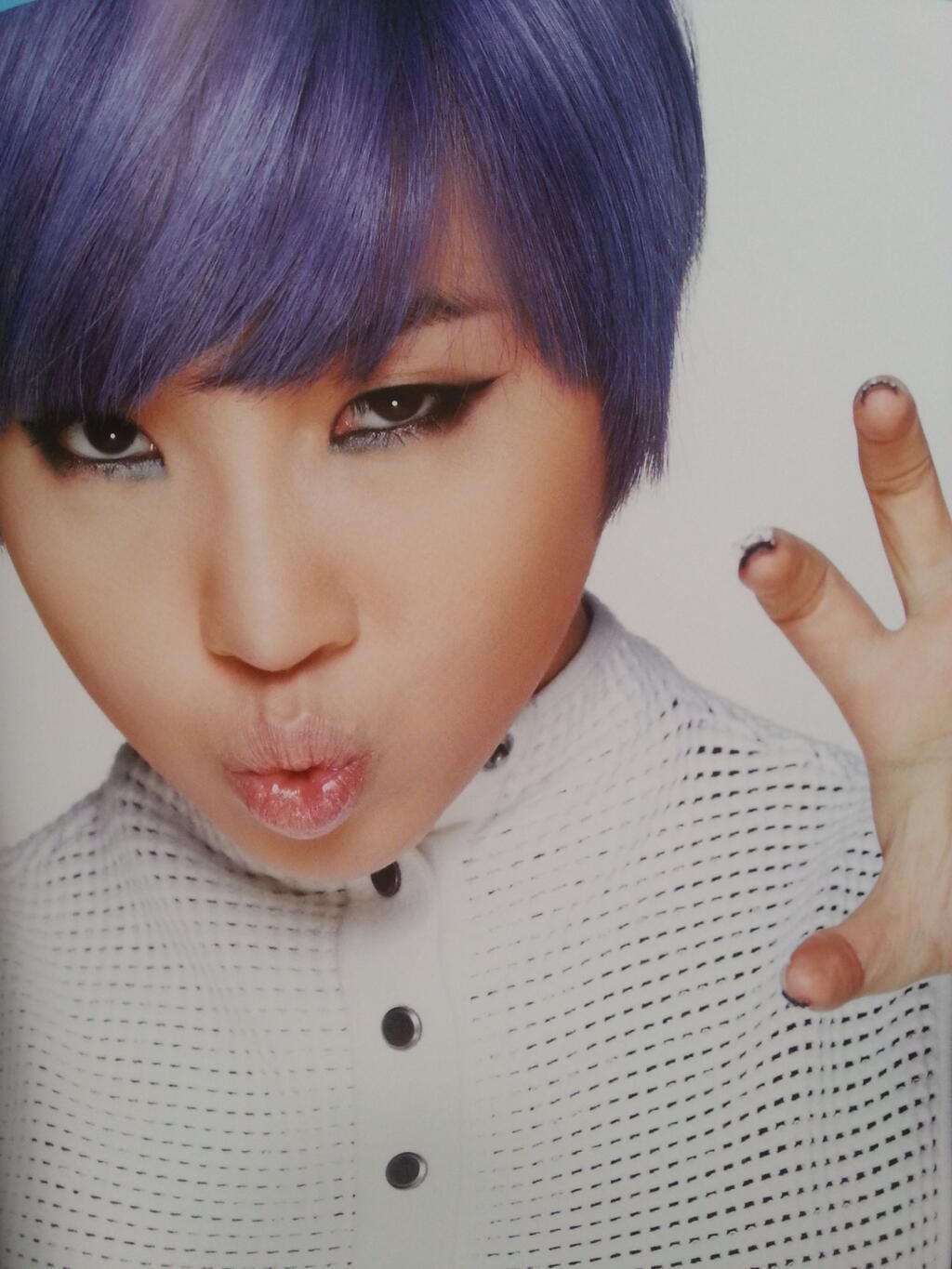 صور مينزي لـ تقويم و كتاب الصور “What’s up We Are 2NE1″ Tumblr_ml9ze52wfi1qzjb8ko1_1280