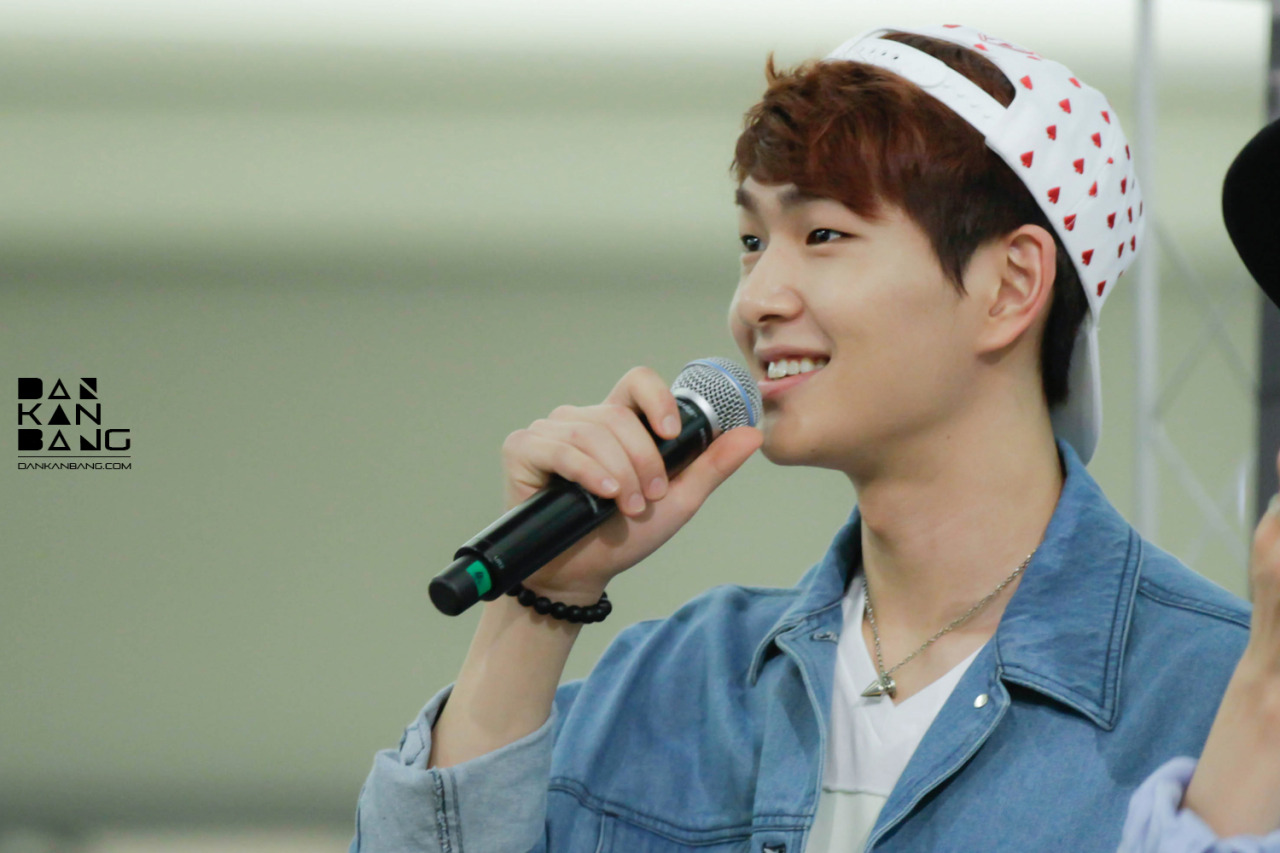 130512 Onew @ "Why So Serious" Fansigning #9: Yongdeungpo Tumblr_mn3ed5K3qj1r8fs1io1_1280