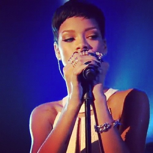 Promoción >> Era 'Unapologetic' [2] - Página 24 Tumblr_mes8kep0j41qc3ck9o1_500