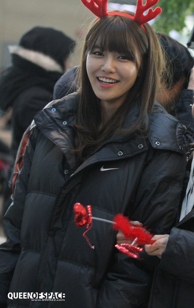 [PIC][24-12-2012]SNSD khởi hành đi Nhật Bản vào sáng nay + 8 thành viên đeo bờm giáng sinh trước sân bay + Sunny vắng mặt vì ốm - Page 4 Tumblr_mfn1tuNkB71rs68xto1_1280