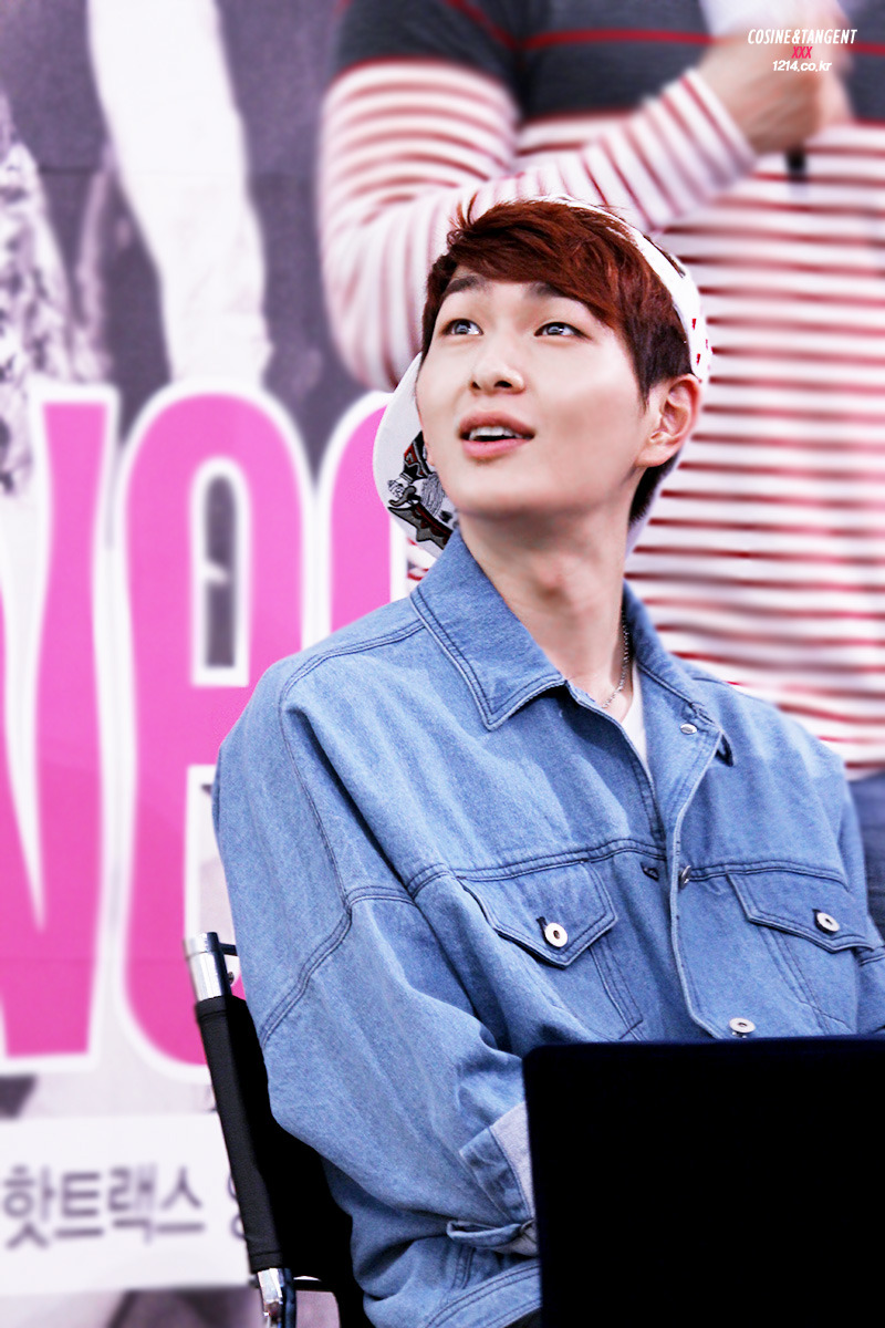 130512 Onew @ "Why So Serious" Fansigning #9: Yongdeungpo Tumblr_mmsnvstFzV1r8fs1io1_1280