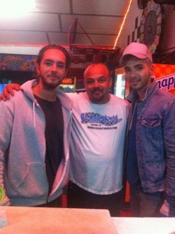 [20.10.2013] Novas fotos de Bill e Tom com fãs em Go Kart World, Los Angeles, CA Tumblr_muwrp0ht641rv3ublo3_250