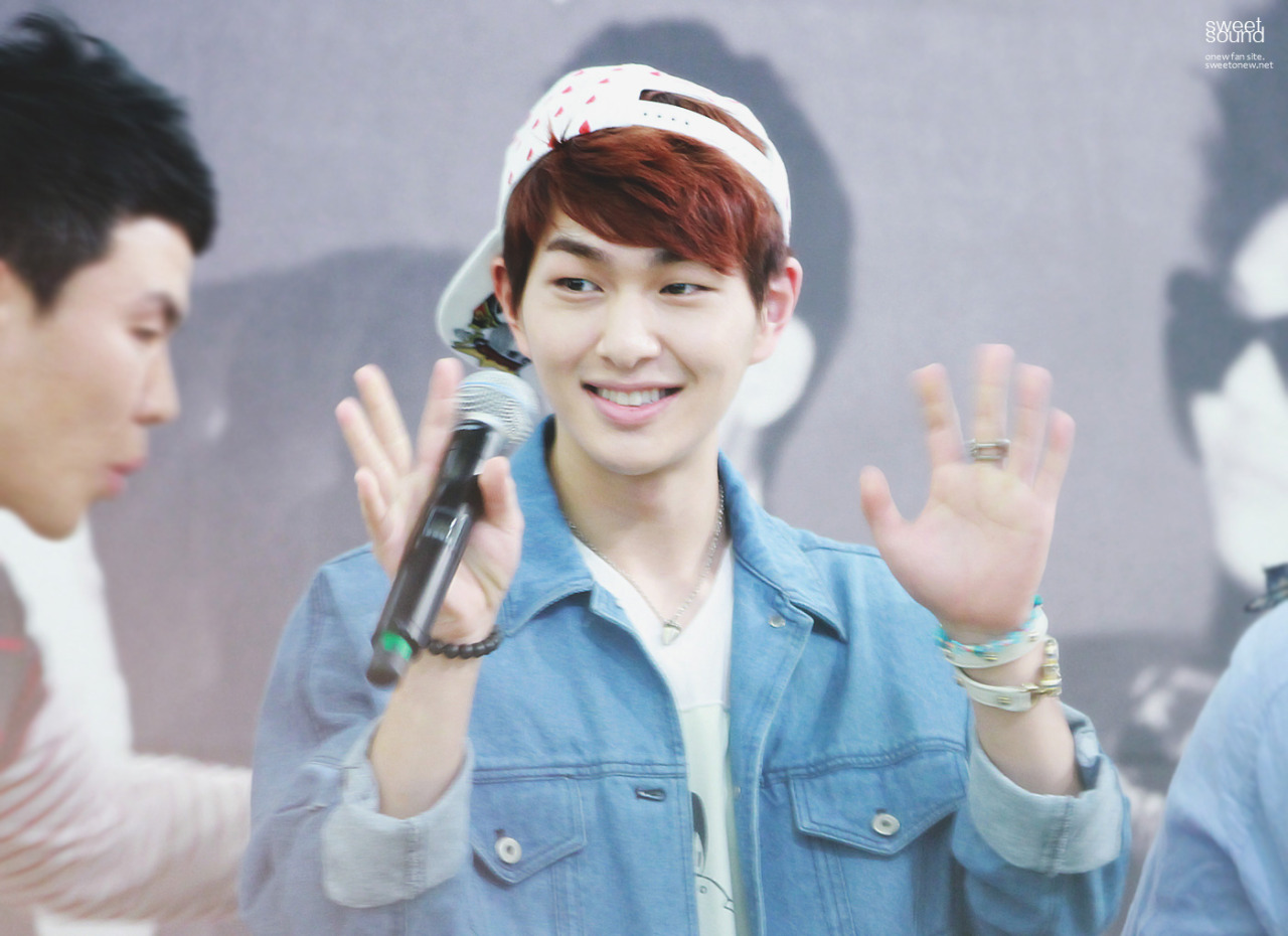 130512 Onew @ "Why So Serious" Fansigning #9: Yongdeungpo Tumblr_mmsfmuO6p71r8fs1io1_1280