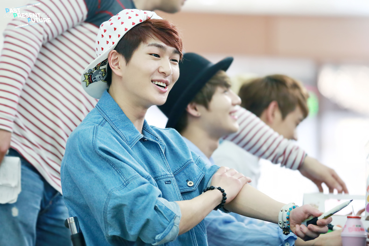 130512 Onew @ "Why So Serious" Fansigning #9: Yongdeungpo Tumblr_mn5krofdmZ1r8fs1io1_1280