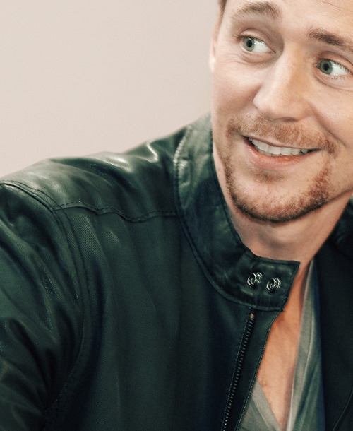 Kedvenc képeink Tom Hiddlestonról No. 2. - Page 12 Tumblr_mlrvirvv7M1souslvo1_500