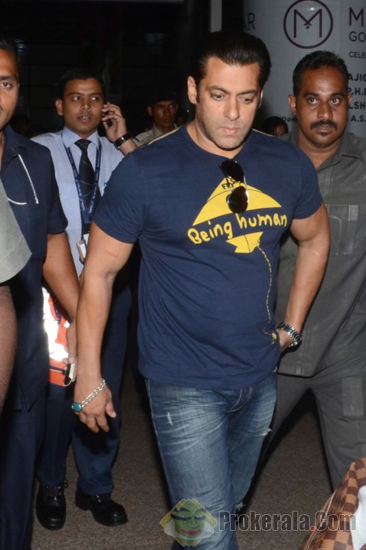 khan - ★ Salman Khan arrives at Shamshabad Airport for Mental shooting (Hyderabad, June 27th 2013) ! Tumblr_mp3k0oaULW1qctnzso2_1280