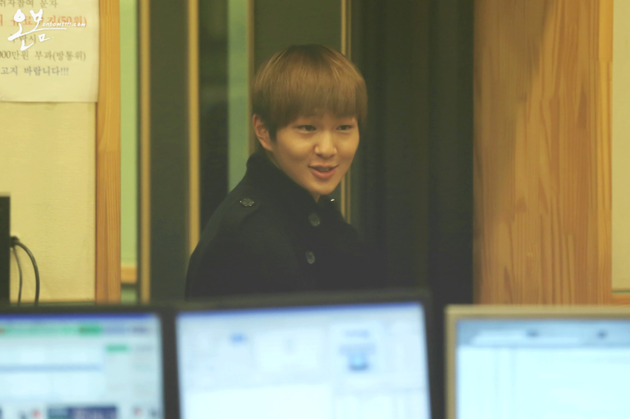 130125 Onew @ Kiss the radio Tumblr_mh7a1oZT941rtjlxyo1_1280