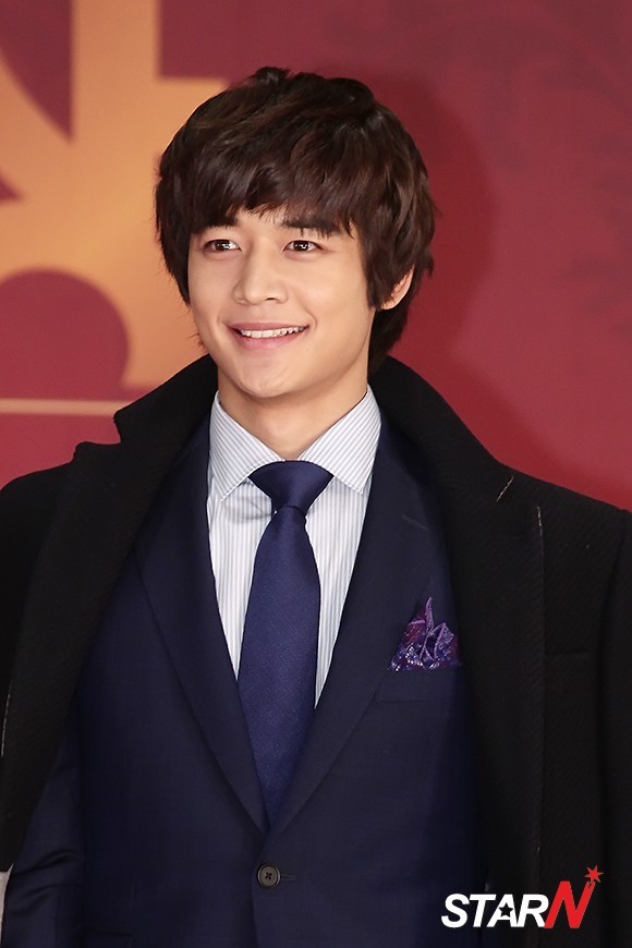 121231 Minho @ 2012 SBS Drama Awards Tumblr_mfwjn9W7lT1rsplwwo1_1280