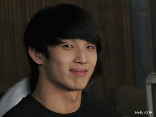 [ صور ] Hyunsik خلال تصوير برنامج Dream Team !!  Tumblr_mgv9qcgTPy1r9vnnvo1_500