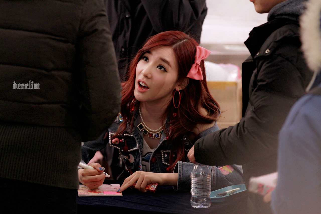 [PIC][26-01-2013]SNSD xuất hiện tại buổi ký tên cho fan hâm mộ vào tối nay Tumblr_mh8p3kVdhR1rs68xto2_1280