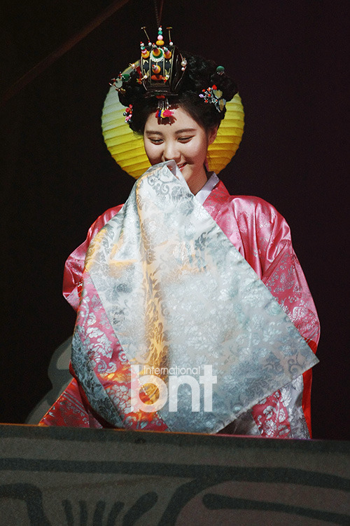 [OTHER][04-12-2013]Hình ảnh mới nhất từ vở nhạc kịch "The moon that embraces the sun" của SeoHyun Tumblr_mzosnnn6xP1sewbc1o1_500