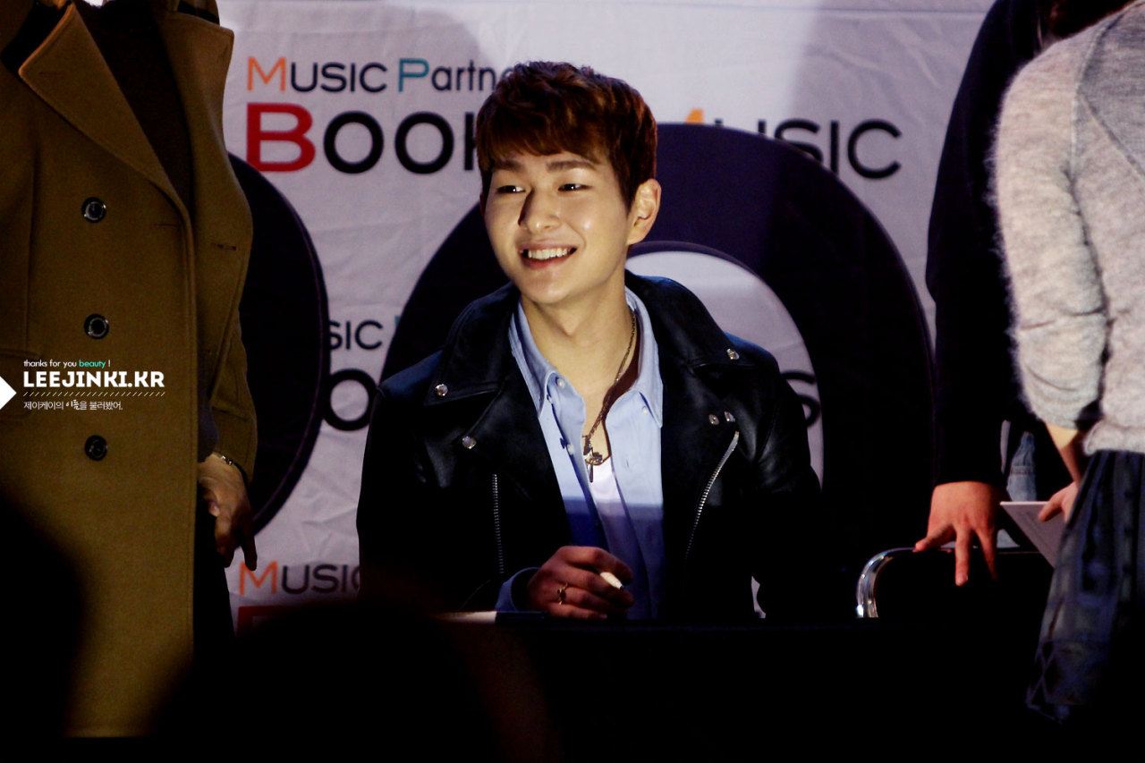 130228 Onew @ Youngpoong Books Fansigning Tumblr_mixwr9VT5r1rtjlxyo1_1280