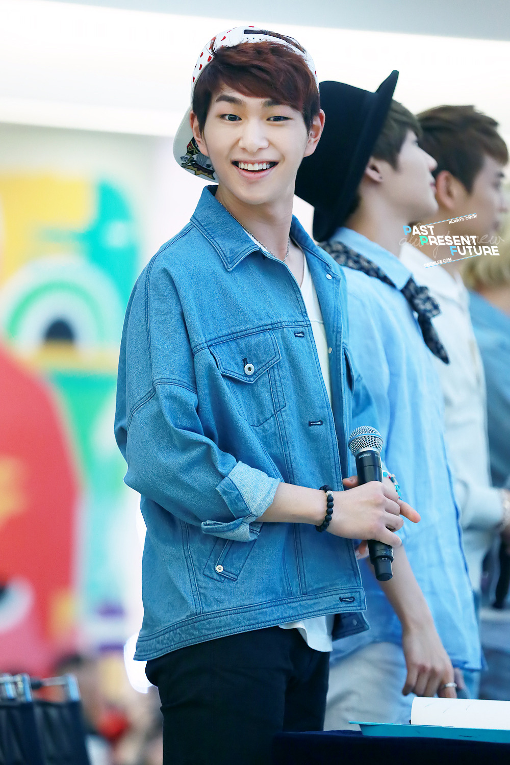 130512 Onew @ "Why So Serious" Fansigning #9: Yongdeungpo Tumblr_mn5kjiiAHn1r8fs1io1_1280