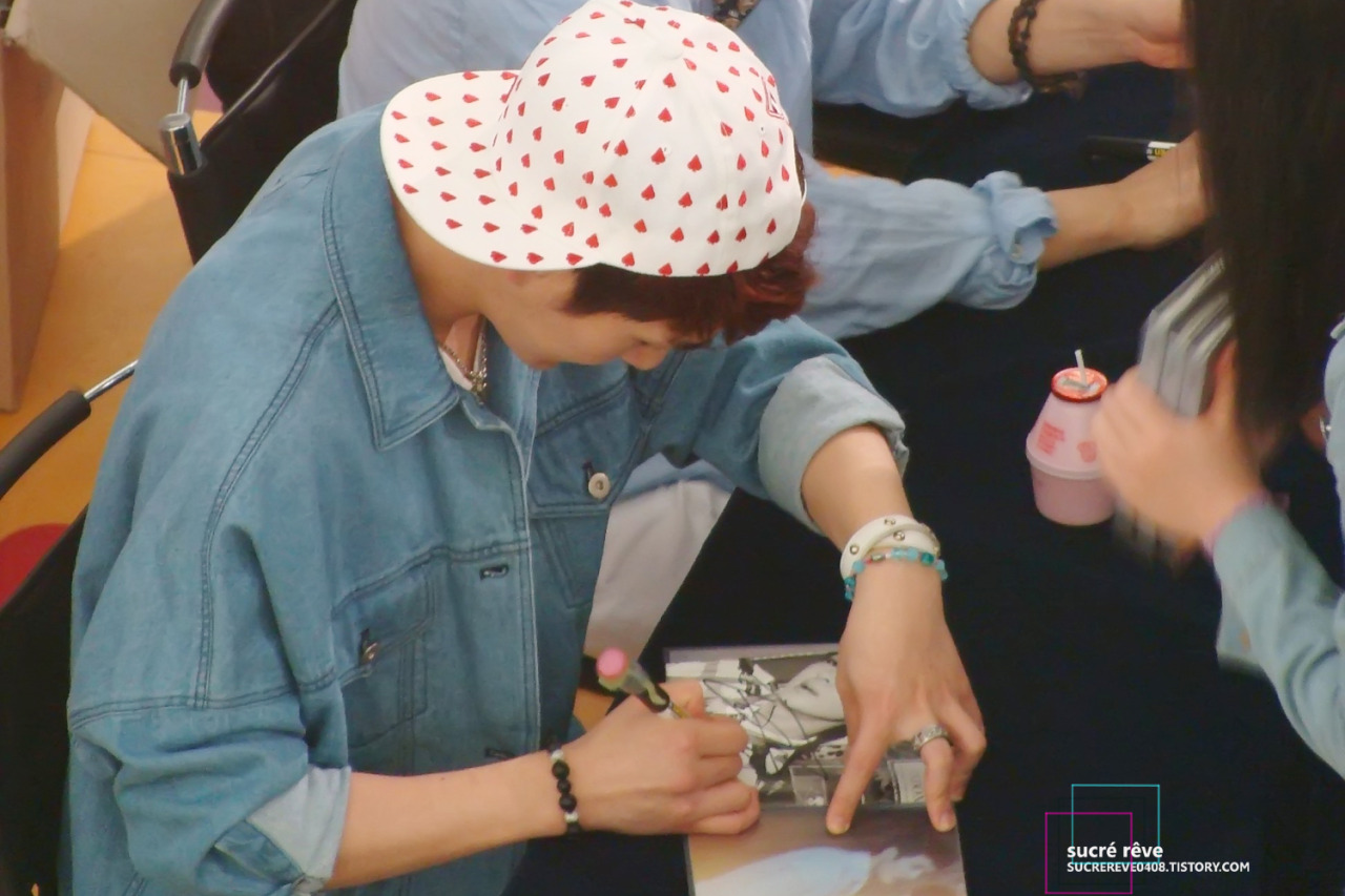 130512 Onew @ "Why So Serious" Fansigning #9: Yongdeungpo Tumblr_mmsmfwM3bP1r8fs1io1_1280