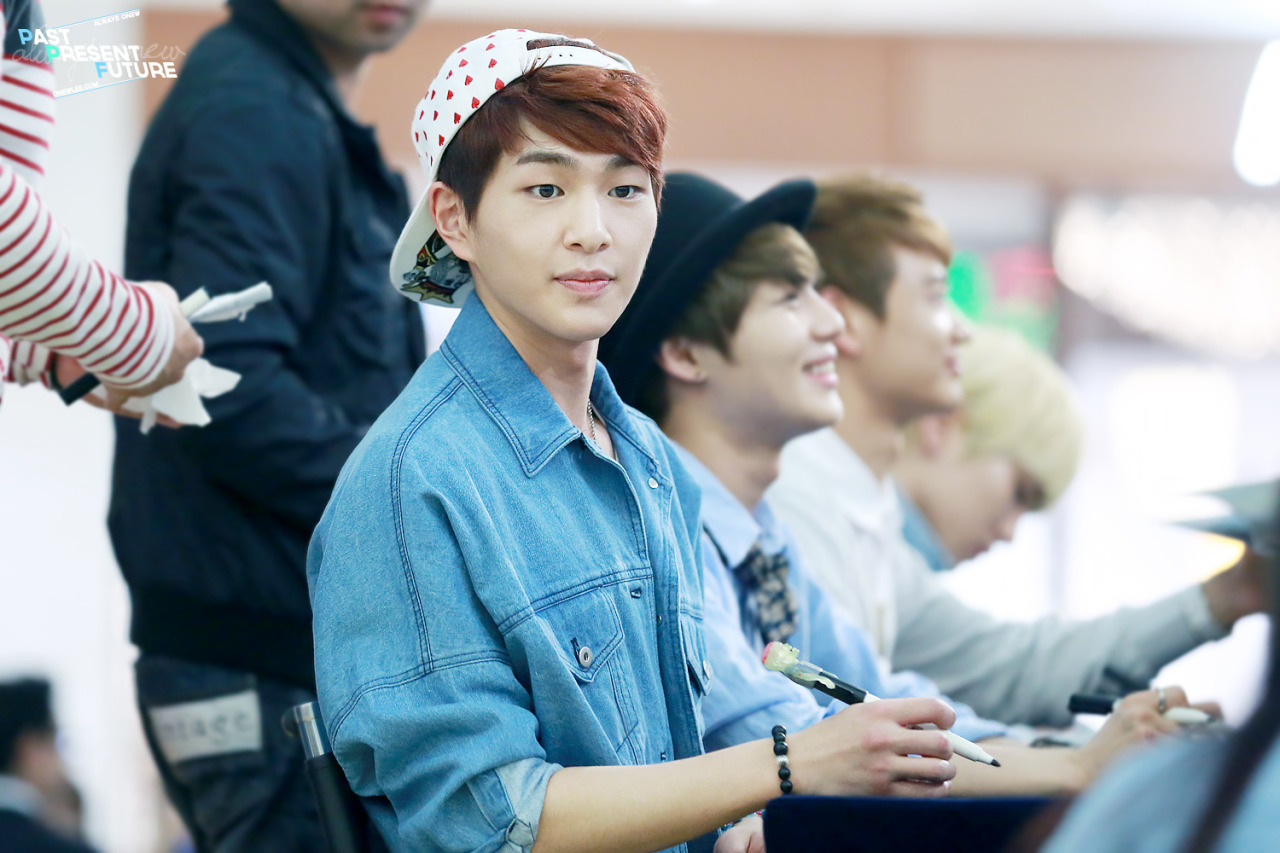 130512 Onew @ "Why So Serious" Fansigning #9: Yongdeungpo Tumblr_mn5kmhl7Vb1r8fs1io1_1280