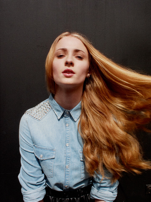 Sophie Turner (Sansa Stark) Tumblr_mg0iiyk7Wt1r3qi5to1_500