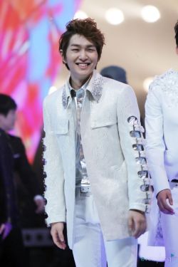 121231/130101 Onew @ MBC Gayo Daejun Tumblr_mfxv7k7pwv1qdtvhxo4_250