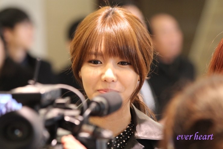 [PIC][16-12-2012]Tiffany và SooYoung đến tham dự lễ cưới của Hong Rok-ki vào trưa nay Tumblr_mf4npum2qs1rs68xto2_1280