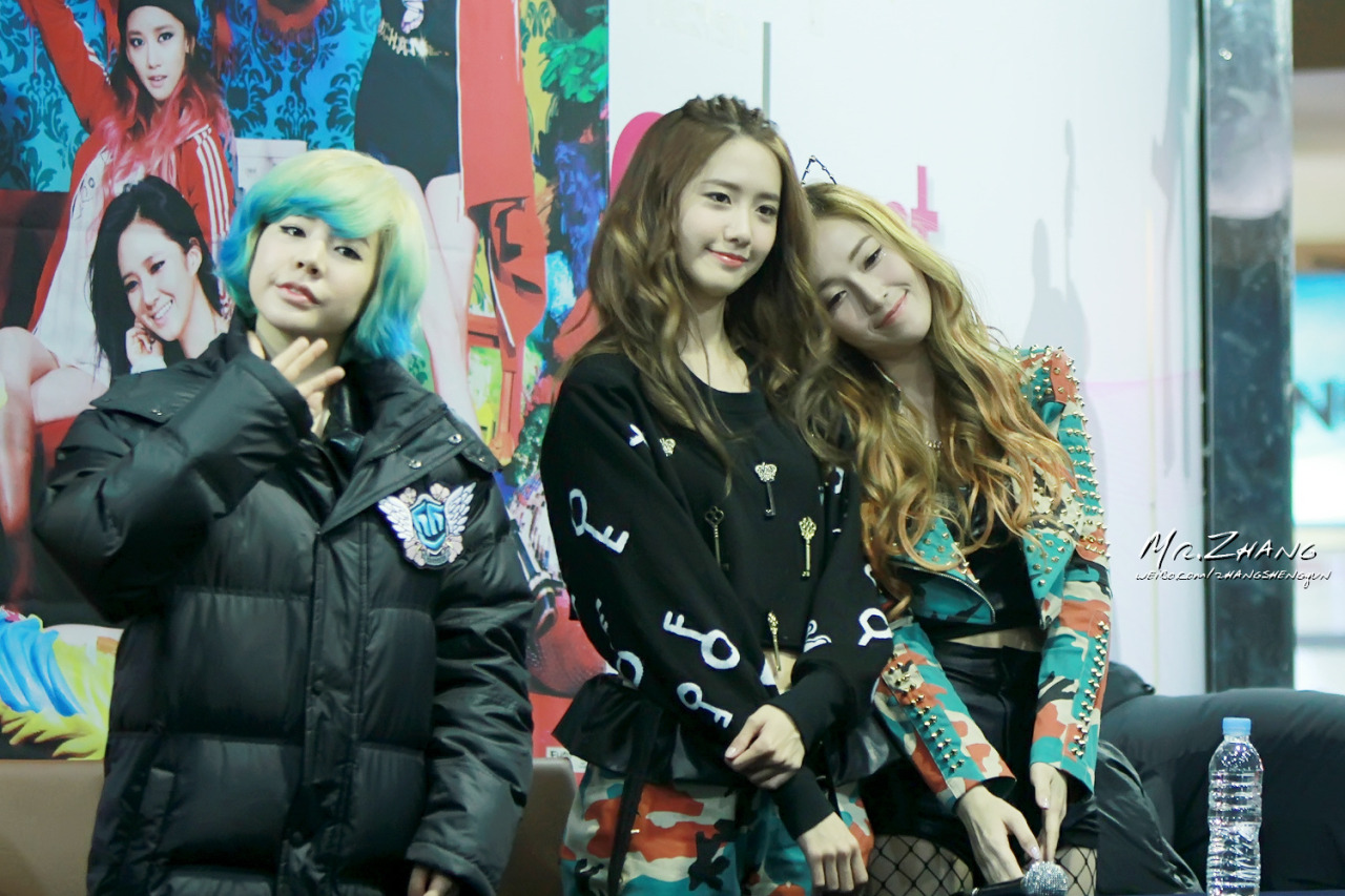 [PIC][26-01-2013]Yuri - SeoHyun - Sunny - YoonA và Jessica xuất hiện tại buổi ký tên cho fan hâm mộ vào tối qua Tumblr_mh6v2zuYvo1rs68xto1_1280