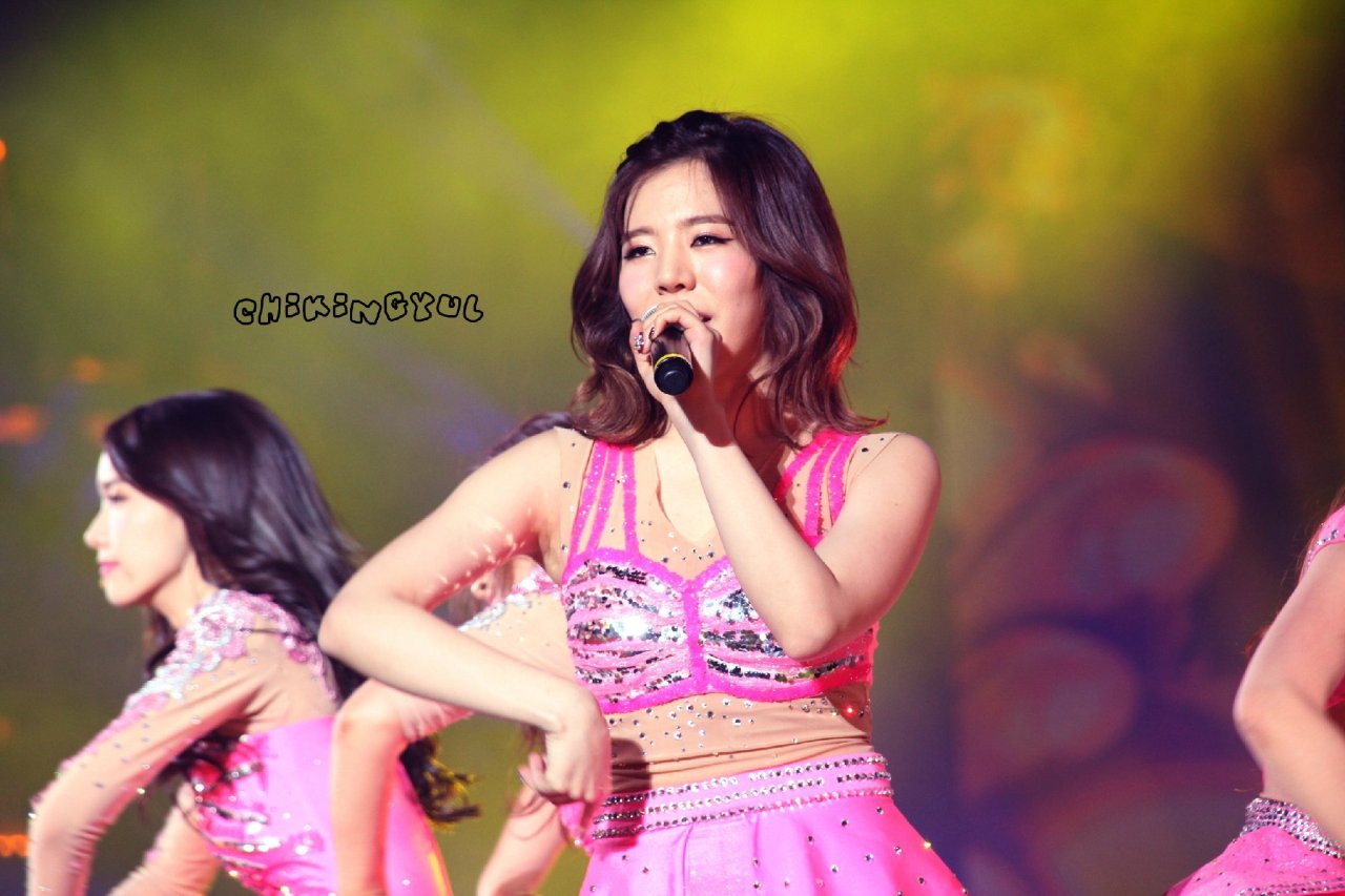 [PIC][15-02-2014]SNSD khởi hành đi Ma Cao để biểu diễn "2013 Girls' Generation's World Tour – Girls & Peace in Macau" vào sáng nay - Page 15 Tumblr_n1cq37ScLo1sewbc1o1_1280