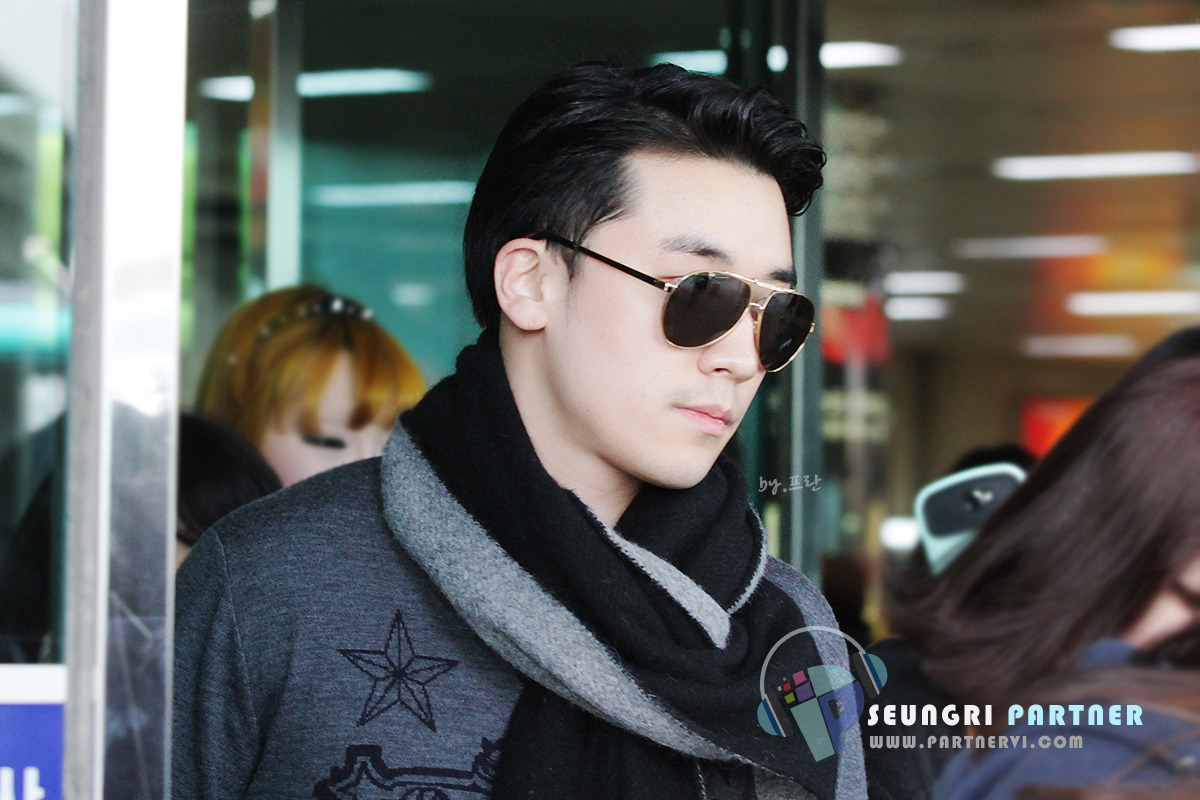 [1/4/13][Pho] Seungri tại sân bay Gimpo trở về từ Nhật (31/3) Tumblr_mkisltU1KC1qjyoa0o2_1280