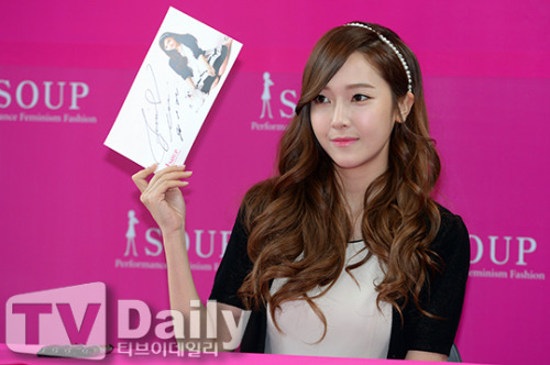 [PIC][04-04-2014]Jessica tham dự buổi fansign cho thương hiệu "SOUP" vào trưa nay Tumblr_n3ht2cA3dj1sewbc1o2_500