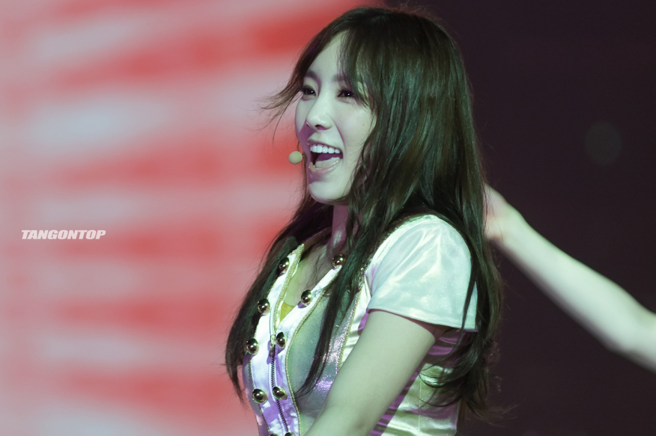 [PIC][08/09/10-11-2013]Hình ảnh mới nhất từ "2013 Girls' Generation's World Tour – Girls & Peace in HongKong" của SNSD (P3)  - Page 8 Tumblr_mytxy1NI8f1sewbc1o2_1280