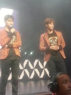 تغطيه كاملة لكونسرت TVXQ في لوس انجلوس | صور + فان كامز + ترجمة حساب معجبه  Tumblr_mpi7fbLgxW1s5qag3o8_250