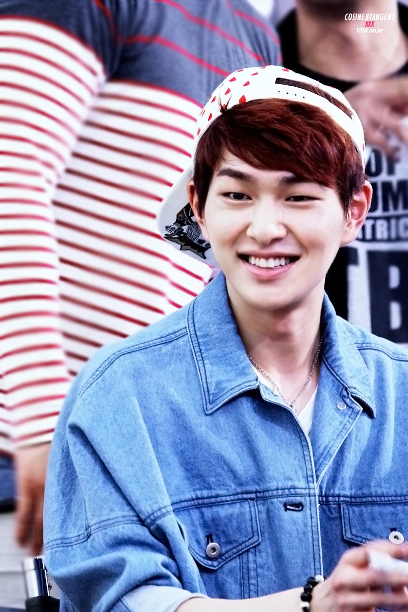 130512 Onew @ "Why So Serious" Fansigning #9: Yongdeungpo Tumblr_mmsnz9nIGn1r8fs1io1_1280