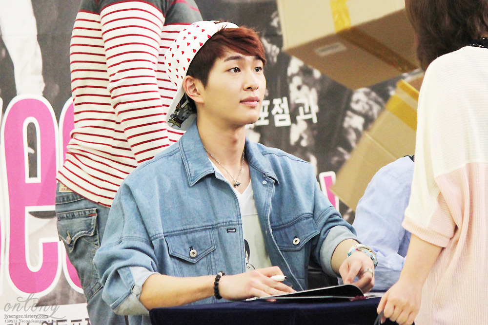 130512 Onew @ "Why So Serious" Fansigning #9: Yongdeungpo Tumblr_mn2vphodTa1r8fs1io1_1280