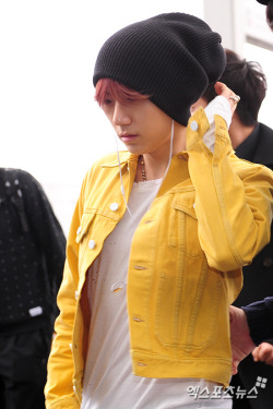 [PICS] [08.03.13] Hyunseung @ INCHEON AIRPORT DEPART TO JAKARTA Tumblr_mjbwloJrLH1rn86lwo4_250