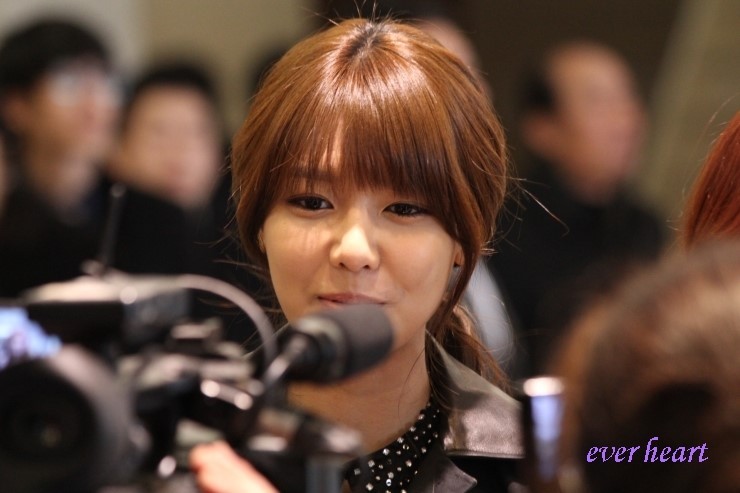 [PIC][16-12-2012]Tiffany và SooYoung đến tham dự lễ cưới của Hong Rok-ki vào trưa nay Tumblr_mf4npum2qs1rs68xto1_1280