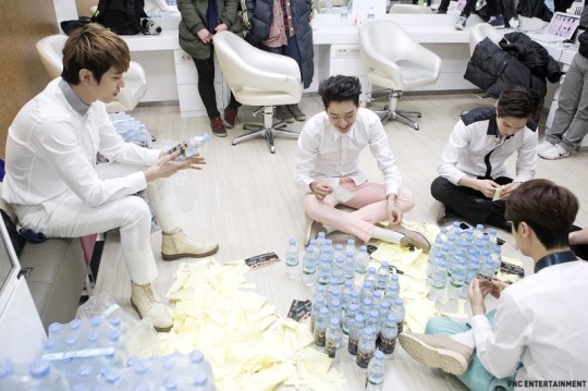 [Photos] CNBLUE Can't Stop comeback show : Backstage Tumblr_n1vgrvfpYc1rgxfbio2_1280