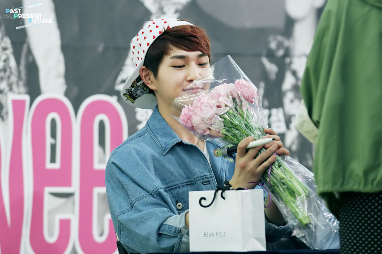 130512 Onew @ "Why So Serious" Fansigning #9: Yongdeungpo Tumblr_mn5koincQj1r8fs1io2_1280