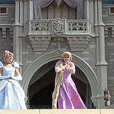 Merida officiellement Disney Princesse en 2013 - Page 7 Tumblr_mmngdqsVIK1rcnkw9o10_250