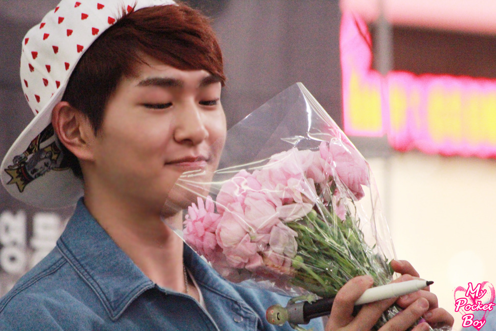 130512 Onew @ "Why So Serious" Fansigning #9: Yongdeungpo Tumblr_mn2vlamnOW1r8fs1io1_1280