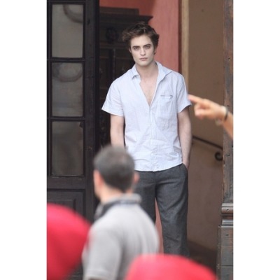 Robert Pattinson Resimleri ETxFUJOsJo3y395fCvQaxIr8o1_400