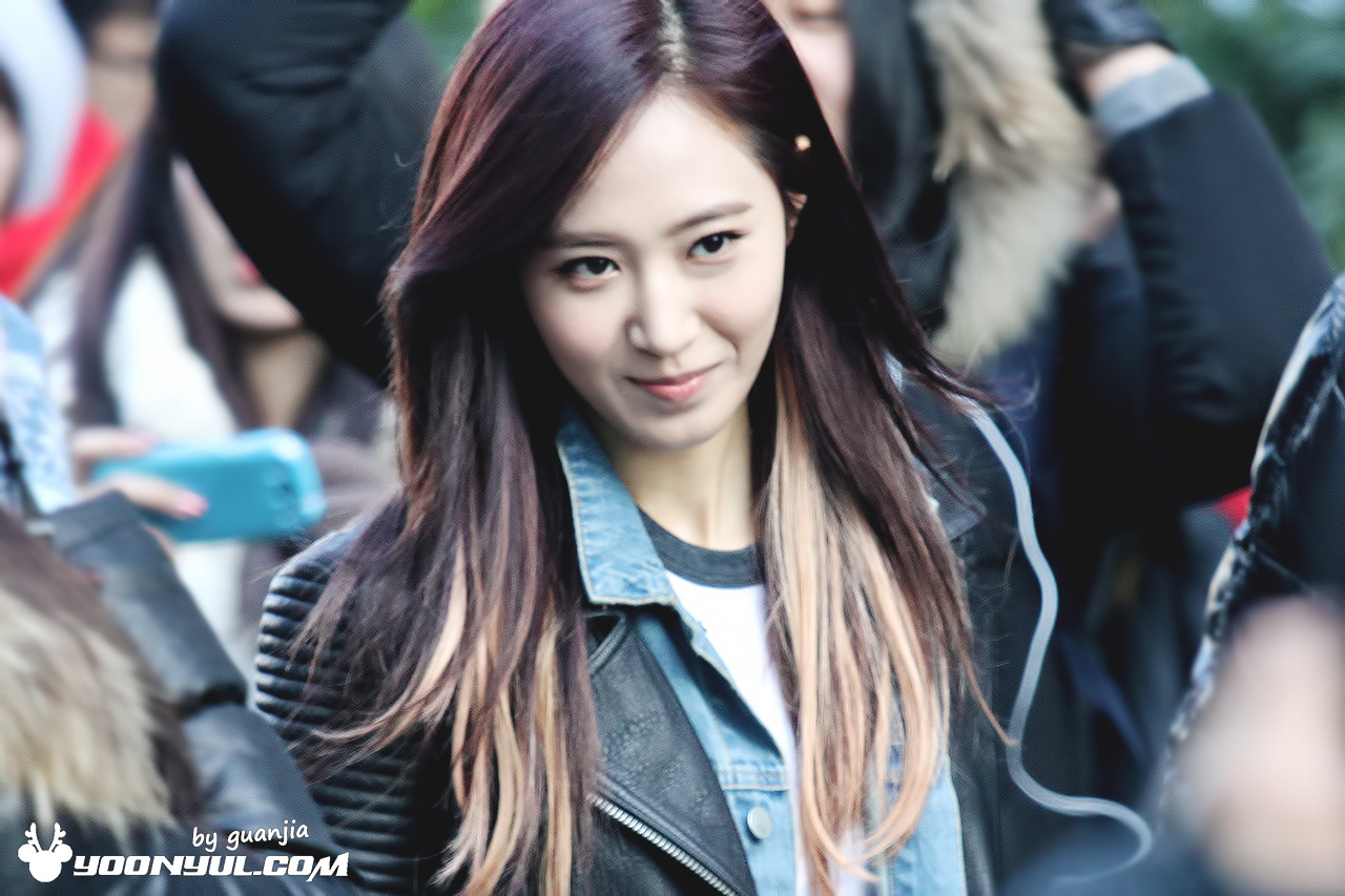 [PIC][04-01-2013]SNSD xuất hiện tại toà nhà KBS để ghi hình cho chương trình "Music Bank" chiều nay Tumblr_mg3g6s2YAZ1rs68xto1_1280