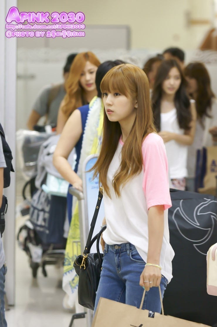 [ صور ] APink في المطار “عائدين الى كوريا” بتاريخ 130701 !! Tumblr_mpa2ogkKMP1qi4imuo1_1280