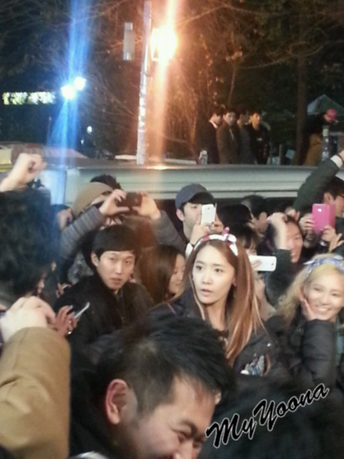 [PIC][11-01-2013]SNSD xuất hiện tại Hongdae để ghi hình cho chương trình "Guerilla date" vào tối nay Tumblr_mgh1147FmP1rs68xto1_500