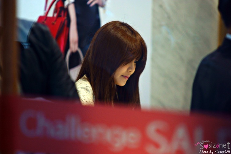 [PIC][06-04-2013]SooYoung xuất hiện tại buổi fansign thứ 2 cho thương hiệu "Double M" vào chiều nay  Tumblr_mku5bnh8X81rs68xto1_1280