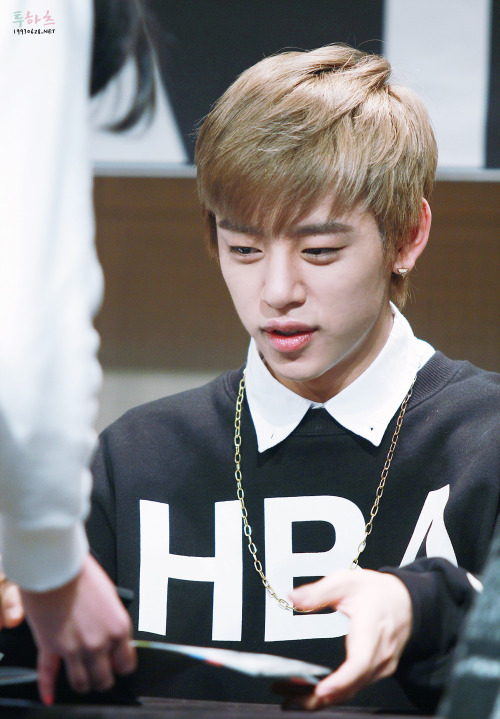 FAN.TAKEN| صور B.A.P في حدث توقيع المعجبين بـYongin .. Tumblr_n2w7yx8tFf1rnkj5ho1_500