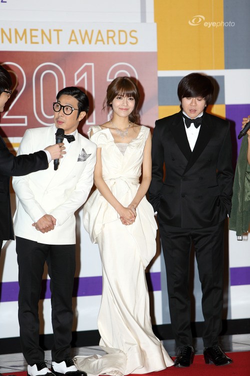 [PIC][30-12-2012]Hình ảnh mới nhất của MC SooYoung tại "2012 SBS Entertainment Awards" tối nay - Page 2 Tumblr_mfxpdbH4P51rs68xto1_500
