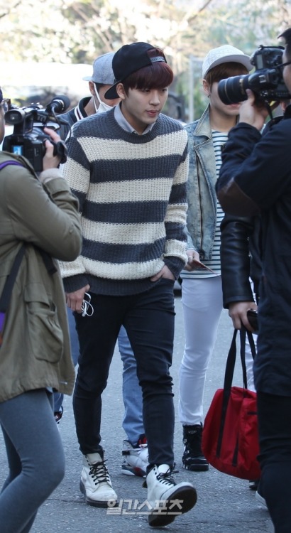 [FOTO] Daegun de camino al Music Bank Tumblr_n3hv4aCicx1qcrhyko1_500